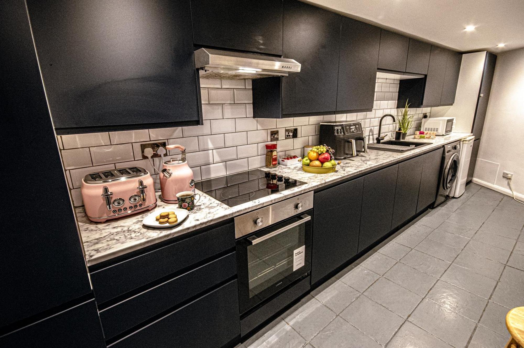 3 - Bedroom Townhouse In With Parking Hébergement de vacances