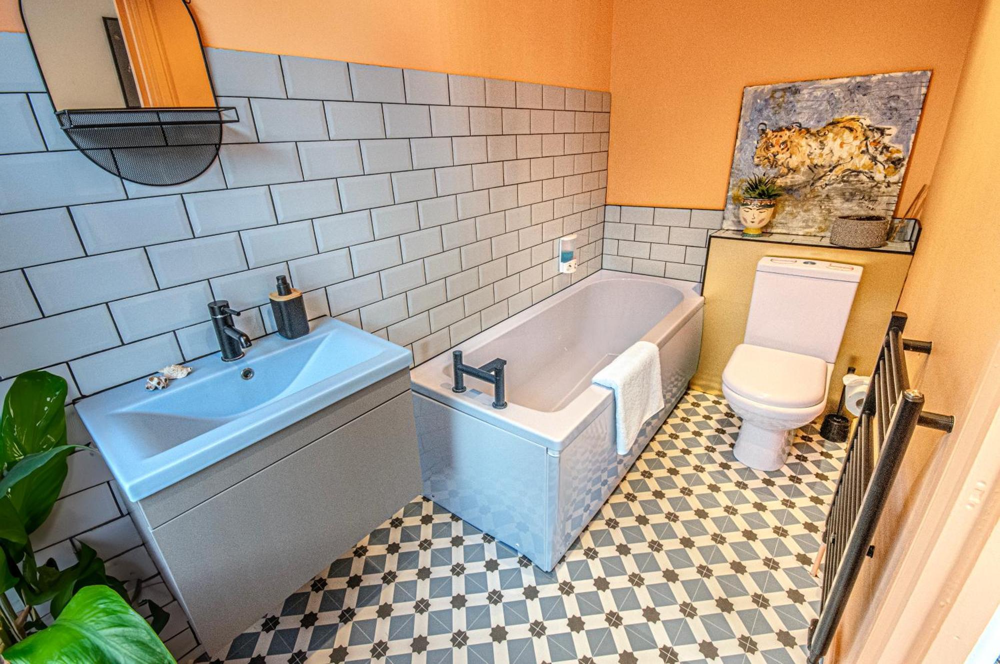 3 - Bedroom Townhouse In With Parking * Hove